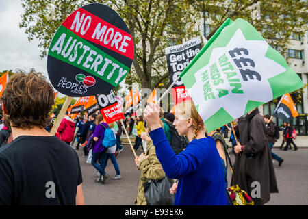 Londres, Royaume-Uni. 18 octobre, 2014. La Grande-Bretagne a besoin d'une augmentation de salaire - une marche organisée par le TUC pour exiger des augmentations de salaires et plus équitable pour les plus bas salaires et en particulier dans le secteur public. La marche a débuté à Embankment, passé par Trafalgar Square et s'est terminée par des discours dans Hyde Park. Crédit : Guy Bell/Alamy Live News Banque D'Images