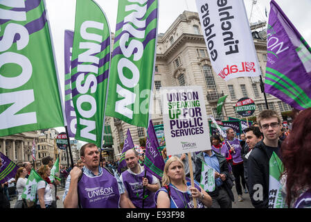 Les manifestants transportant l'unisson drapeaux et des pancartes. La Grande-Bretagne a besoin d'une augmentation de salaire de mars, Londres, 18 octobre 2014, UK Crédit : Bjanka Kadic/Alamy Live News Banque D'Images