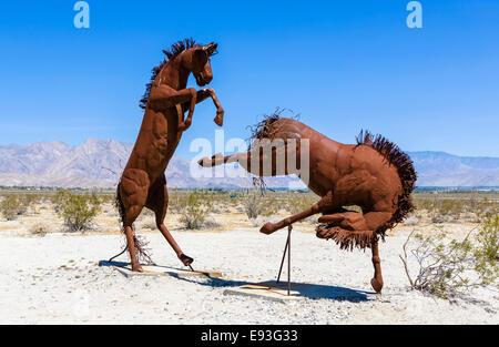 Sculptures en métal dans le désert à l'extérieur de Borrego Springs, Anza-Borrego Desert State Park, dans le sud de la Californie, USA Banque D'Images