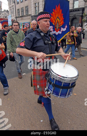 Londres, Royaume-Uni, 18 octobre 2014, la Grande-Bretagne a besoin d'une augmentation de salaire passe mars Trafalgar Square, Londres. Credit : JOHNNY ARMSTEAD/Alamy Live News Banque D'Images