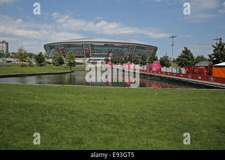 Donetsk, Ukraine - Mai 20, 2014. Dans le stade de soccer ' ville de Donetsk par jour. Le stade a accueilli les matches de l'Euro 2 Banque D'Images