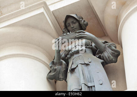 Sculpture de Dame avec steam ship sur la façade de la Lloyd's Register of Shipping Banque D'Images