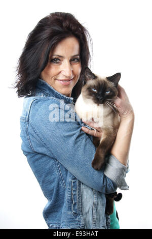 Femme avec chat siamois Banque D'Images