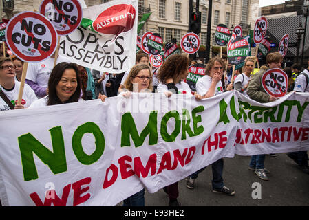 Protestataires avec plus de bannière d'austérité. La Grande-Bretagne a besoin d'une augmentation de salaire de mars, Londres, 18 octobre 2014, UK Crédit : Bjanka Kadic/Alamy Live News Banque D'Images