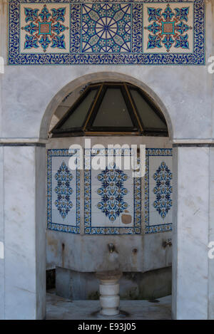 Une fontaine d'ablution dans la cour d'une mosquée, où les musulmans s'acquitter de blocs sanitaires en leur lavant les pieds et la face avant de prier Banque D'Images