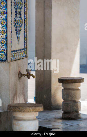 Une fontaine d'ablution dans la cour d'une mosquée, où les musulmans s'acquitter de blocs sanitaires en leur lavant les pieds et la face avant de prier Banque D'Images