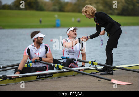 Nottingham, Royaume-Uni. 18 Oct, 2014. Championnats du monde britannique. John Collins et Jonathan Walton de Leander Club accepter leurs médailles après avoir été champions nationaux dans la mens doubles. Credit : Action Plus Sport/Alamy Live News Banque D'Images