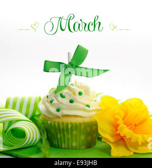 Beau thème printemps vert et jaune de jonquilles cupcake et décorations pour le mois de mars Banque D'Images