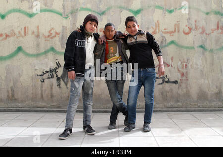 Un groupe de garçons à l'extérieur de l'école des filles du primaire n° 2 dans le camp de réfugiés palestiniens d'Irbid dans le nord de la Jordanie Banque D'Images