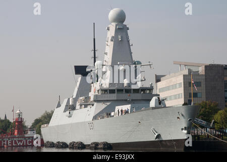 Le HMS Duncan D-37 Type 45 Destroyer en stationnement dans les docks de Cardiff au cours de la 2014 réunion au sommet de l'OTAN. Banque D'Images