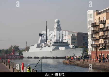 Le HMS Duncan D-37 Type 45 Destroyer en stationnement dans les docks de Cardiff au cours de la 2014 réunion au sommet de l'OTAN. Banque D'Images