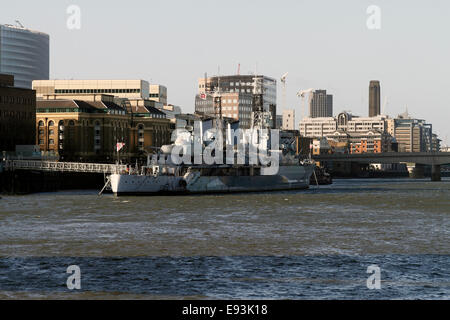 Le HMS Belfast amarré près de Tower Bridge SE1, lancé en mars 1938, le HMS Belfast est le dernier de la Marine royale britannique, dernier survivant des c Banque D'Images