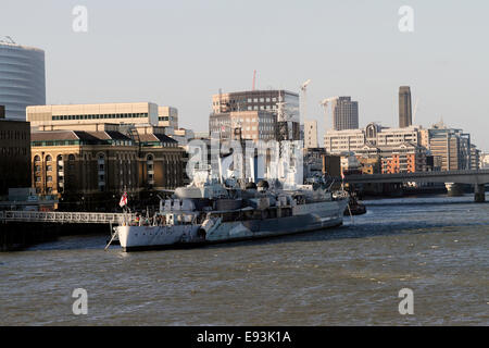 Le HMS Belfast amarré près de Tower Bridge SE1, lancé en mars 1938, le HMS Belfast est le dernier de la Marine royale britannique, dernier survivant des c Banque D'Images