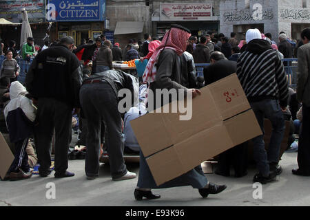 Le remplissage d'adorateurs en dehors de la rue King Hussein mosque au centre-ville d'Amman, Jordanie Banque D'Images