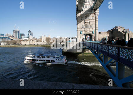 Tower Bridge SE1, célèbre 'hard' bâtiment en arrière-plan le Tower Bridge (construit 1886-1894) est une combinaison de suspension et basculant Banque D'Images