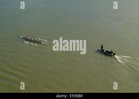 NOVI SAD, SERBIE - 18 octobre 2014 : quatre hommes de l'aviron sur le Danube à Novi Sad à distance traditionnelle sur regatta la concurrence. Banque D'Images