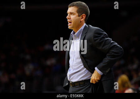 16 octobre 2014 : Boston Celtics l'entraîneur-chef Brad Stevens cherche sur pendant la pré-saison NBA match entre les Boston Celtics et les Philadelphia 76ers au Wells Fargo Center de Philadelphie, Pennsylvanie. Les Celtics ont remporté 111-91. Christopher (Szagola/Cal Sport Media) Banque D'Images