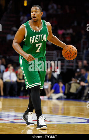 16 octobre 2014 : Boston Celtics Jared Sullinger centre (7) en action lors de la pré-saison NBA match entre les Boston Celtics et les Philadelphia 76ers au Wells Fargo Center de Philadelphie, Pennsylvanie. Les Celtics ont remporté 111-91. Christopher (Szagola/Cal Sport Media) Banque D'Images