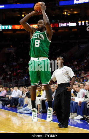 16 octobre 2014 : Boston Celtics avant Jeff Green (8) tire la balle pendant la pré-saison NBA match entre les Boston Celtics et les Philadelphia 76ers au Wells Fargo Center de Philadelphie, Pennsylvanie. Les Celtics ont remporté 111-91. Christopher (Szagola/Cal Sport Media) Banque D'Images