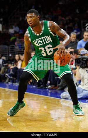 16 octobre 2014 : Boston Celtics guard Marcus Smart (36) en action lors de la pré-saison NBA match entre les Boston Celtics et les Philadelphia 76ers au Wells Fargo Center de Philadelphie, Pennsylvanie. Les Celtics ont remporté 111-91. Christopher (Szagola/Cal Sport Media) Banque D'Images