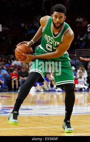 16 octobre 2014 : Boston Celtics en avant Christian Watford (27) en action lors de la pré-saison NBA match entre les Boston Celtics et les Philadelphia 76ers au Wells Fargo Center de Philadelphie, Pennsylvanie. Les Celtics ont remporté 111-91. Christopher (Szagola/Cal Sport Media) Banque D'Images