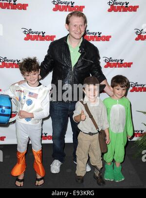 Los Angeles, CA, USA. 18 Oct, 2014. Adam Wiley au hall des arrivées pour JAKE ET LES PIRATES NEVER LAND : BATAILLE POUR LE LIVRE, la première partie de costume Walt Disney Studios Frank G. Wells Theatre, Los Angeles, CA, 18 octobre 2014. Credit : Dee Cercone/Everett Collection/Alamy Live News Banque D'Images