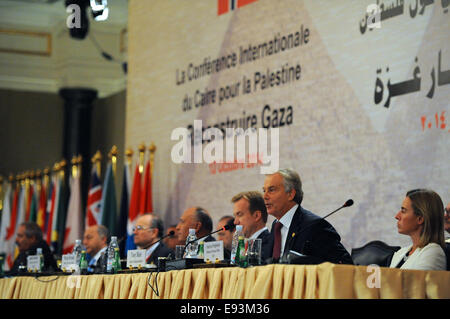 L'ancien Premier ministre britannique Tony Blair, représentant du quatuor maintenant pour la paix au Moyen-Orient, s'adresse à la conférence des donateurs à Gaza Le Caire, Egypte, le 12 octobre, 2014. Banque D'Images