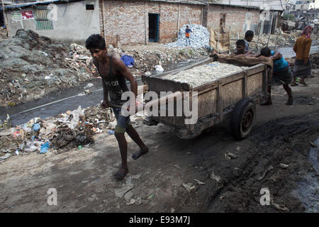 Dhaka, Bangladesh. 18 Oct, 2014. Un travailleur à une tannerie, usine de Hazaribagh. La région de Dhaka Hazaribagh, largement connu pour ses industries de la tannerie, a été répertorié comme l'un des 10 meilleurs endroits sur terre polluée avec 270 tanneries enregistré au Bangladesh, et autour de 90-95 pour cent sont situés à 8 000 à 12 000 employant Hazaribagh. La production de cuir comprend de nombreuses opérations avec des expositions différentes, qui peuvent être nocifs pour la santé des travailleurs, et en particulier être cancérigènes © Zakir Hossain Chowdhury/ZUMA/Alamy Fil Live News Banque D'Images