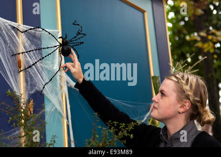 Copenhague, Danemark. 18 Oct, 2014. Amour araignée : Une jeune femme caresser une araignée géante. "Je l'aime," dit-elle. "Il s'agit en fait d'un beau jeune homme, mais les sorcières jettent un sort sur lui." c'est qu'un exemple des nombreuses choses étranges qui se passe dans Tivoli à Copenhague à l'Halloween. Credit : OJPHOTOS/Alamy Live News Banque D'Images