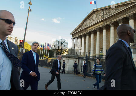 Le secrétaire d'Etat John Kerry passe l'Assemblée nationale pendant qu'il marche au Quai d'Orsay à Paris, France, pour une rencontre avec le Ministre français des Affaires étrangères, Laurent Fabius, le 13 octobre 2014. Banque D'Images