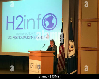 Sous-secrétaire d'État pour la croissance économique, l'énergie, et de l'environnement Cathi Novelli prononce une allocution à l'H2inf0 lancer la pièce au Département d'État des États-Unis à Washington, D.C., le 6 octobre 2014. Banque D'Images