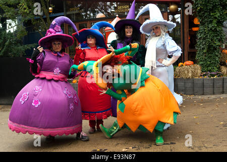 Copenhague, Danemark. 18 Oct, 2014. Pas seulement les touristes de tout le monde aime Tivoli dans le milieu de Copenhague. Aussi sorcières, araignées géantes et beaucoup d'autres créatures étranges visites Tivoli - au moins au cours de l'Halloween. Credit : OJPHOTOS/Alamy Live News Banque D'Images