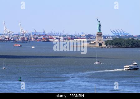 La statue de la liberté vue depuis le pont de Brooklyn, New York City, USA Banque D'Images