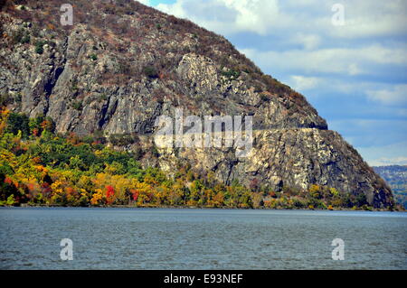 Cold Spring, NEW YORK : un énorme rocher s'élève depuis la rivière Hudson avec des touches de couleur d'automne à la base * Banque D'Images