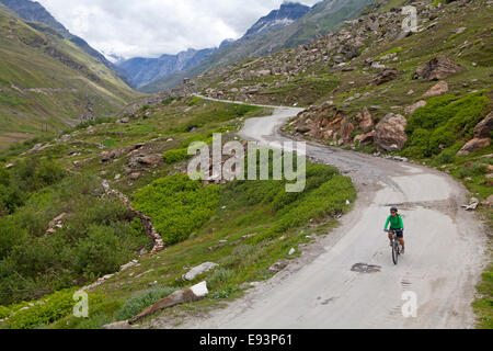 En ordre décroissant de Rohtang La cycliste, sur l'autoroute entre Manali et Leh Banque D'Images