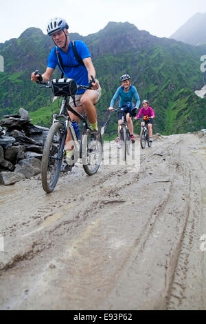 Du vélo dans la boue sur Rohtang La, sur l'autoroute entre Manali et Leh Banque D'Images