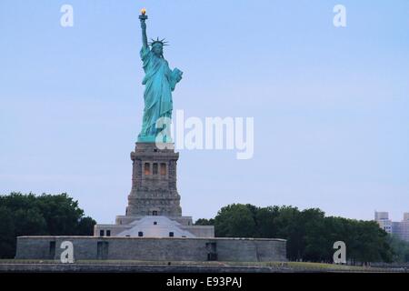 La statue de la liberté vue depuis le ferry pour Staten Island, New York City, USA Banque D'Images