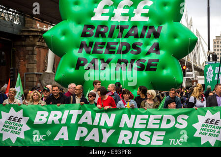 Londres, Royaume-Uni. 18 Oct, 2014. "La Grande-Bretagne a besoin d'une augmentation de salaire" manifestation nationale Crédit : Guy Josse/Alamy Live News Banque D'Images