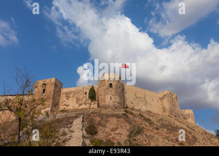 Le château (Kale) de Gaziantep, le monument le plus célèbre de la ville, au coucher du soleil sous un ciel bleu. Le sud-est de l'Anatolie, Turquie. Banque D'Images