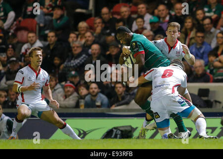 Leicester, Royaume-Uni. 18 Oct, 2014. European Rugby Champions Cup. Leicester Tigers contre l'Ulster. Vereniki Goneva de Leicester Tigers est abordé par Robbie Diack (6) et Tommy Bowe d'Ulster Rugby. Score final : Leicester Tigers 25-18 Ulster Rugby. Credit : Action Plus Sport/Alamy Live News Banque D'Images