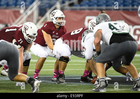 Foxborough, Massachusetts, USA. 18 Oct, 2014. Le Massachusetts Minutemen quarterback Austin Whipple (3)prend un jeu pendant le match de football de la Division I de la NCAA entre l'aigle et l'Eastern Michigan University of Massachusetts Minutemen tenue au Stade Gillette à Foxborough dans le Massachusetts. Les Minutemen a vaincu les Eagles 36-14. Eric Canha/CSM/Alamy Live News Banque D'Images