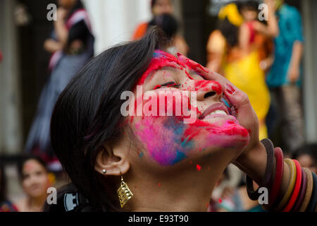 Femme célébrer holi festival, Kolkata, West Bengal, India Banque D'Images