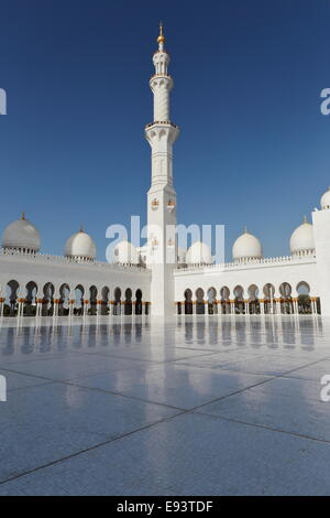 Minaret vu de la cour de la Grande Mosquée de Sheikh Zayed, Abu Dhabi, Émirats Arabes Unis Banque D'Images