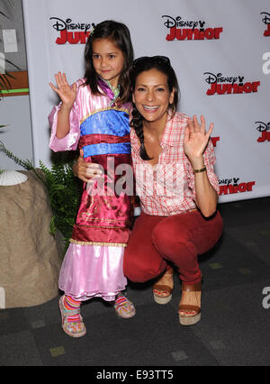 Burbank Californie Usa 18 Oct 14 Constance Marie Luna Marie Katich Arrive Pour La Premiere Du Film Jake And The Never Land Pirates Sur Le Lot Disney Credit Lisa O Connor Zuma Alamy Fil Live News Photo Stock Alamy