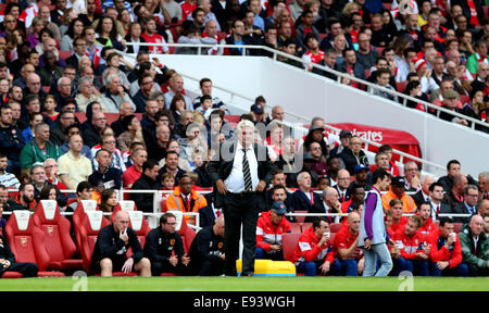 Londres, Royaume-Uni. 18 Oct, 2014. Steve Bruce, le manager de Hull City réagit au cours de la Barclays Premier League match être au cours de la Barclays Premier League match entre Arsenal et Hull City à l'Emirates Stadium le 18 octobre 2014 à Londres, en Angleterre. Le match s'est terminé à 2-2 draw. Credit : Han Yan/Xinhua/Alamy Live News Banque D'Images