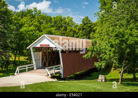 Le Cutler-Donahue pont couvert au parc de la ville de Winterset, Iowa, États-Unis. Banque D'Images