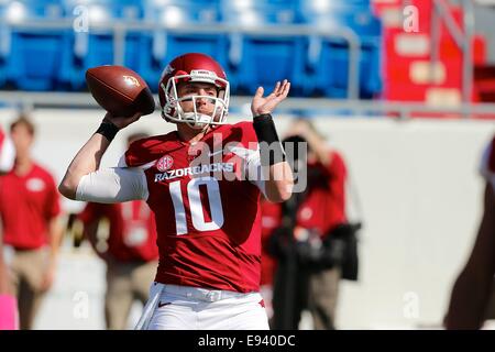 Little Rock, AR. 18 Oct, 2014. Razorback QB Brandon Allen # 10 se détend son bras avant le jeu. La Géorgie a défait l'Arkansas 45-32 Bulldogs Craftsman aspirateur avale à Little Rock, AR. Richey Miller/CSM/Alamy Live News Banque D'Images