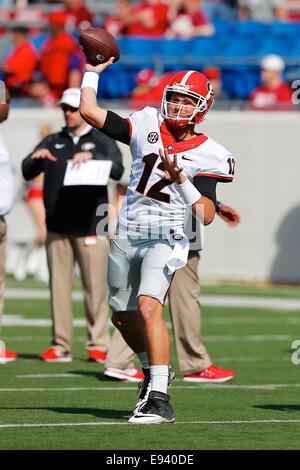 Little Rock, AR. 18 Oct, 2014. La Géorgie QB # 12 Brice Ramsey s'emploie à desserrer ses bras avant le jeu. La Géorgie a défait l'Arkansas 45-32 Bulldogs Craftsman aspirateur avale à Little Rock, AR. Richey Miller/CSM/Alamy Live News Banque D'Images