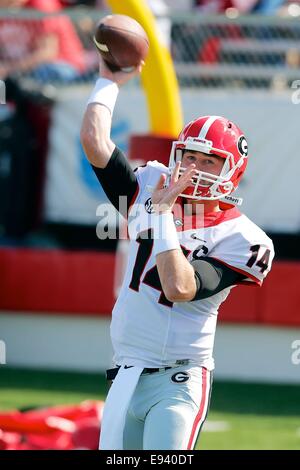 Little Rock, AR. 18 Oct, 2014. QB Bulldogs Hutson Mason # 14 oeuvres à get loose avant le match. La Géorgie a défait l'Arkansas 45-32 Bulldogs Craftsman aspirateur avale à Little Rock, AR. Richey Miller/CSM/Alamy Live News Banque D'Images