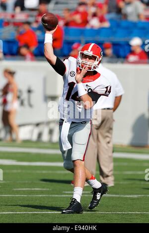 Little Rock, AR. 18 Oct, 2014. QB Bulldogs Hutson Mason # 14 oeuvres à get loose avant le match. La Géorgie a défait l'Arkansas 45-32 Bulldogs Craftsman aspirateur avale à Little Rock, AR. Richey Miller/CSM/Alamy Live News Banque D'Images